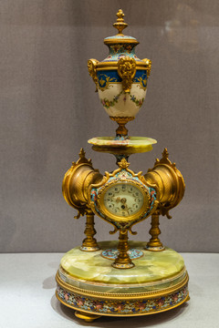 法国造铜镀金景泰蓝瓶式三面钟