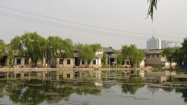 古房屋建筑树木流水风景图片