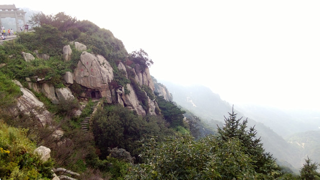 险峻的山路山峰风景图片