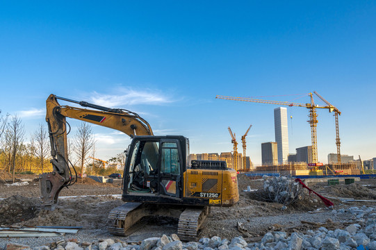 上海后滩开发建设工地的挖掘机