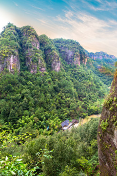 险峰峡谷下的村落