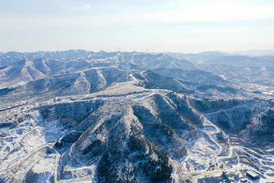 航拍济南章丘胡山雪景