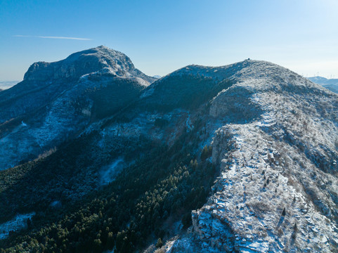 航拍济南章丘胡山雪景