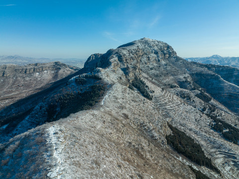 航拍济南章丘胡山雪景