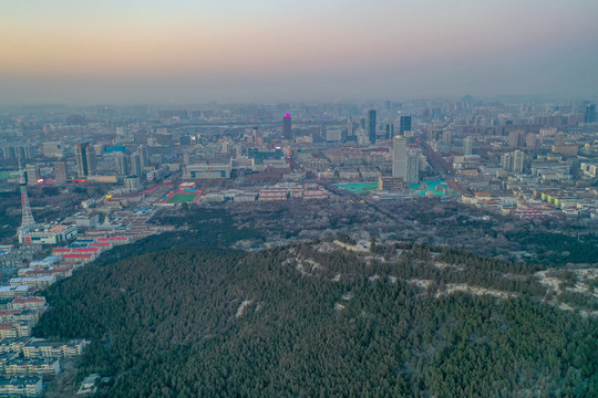 千佛山上航拍济南都市风光