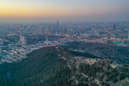 千佛山上航拍济南都市风光