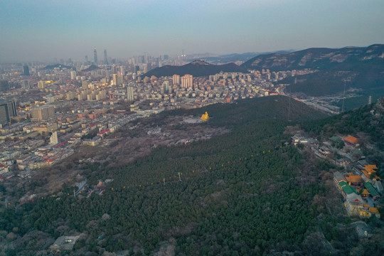 千佛山上航拍济南都市风光