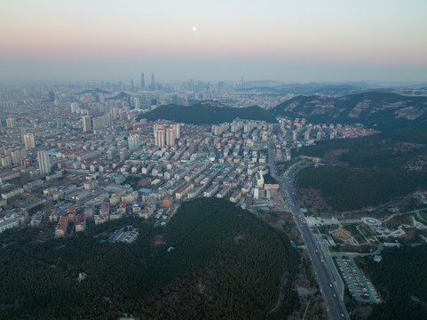 千佛山上航拍济南都市风光