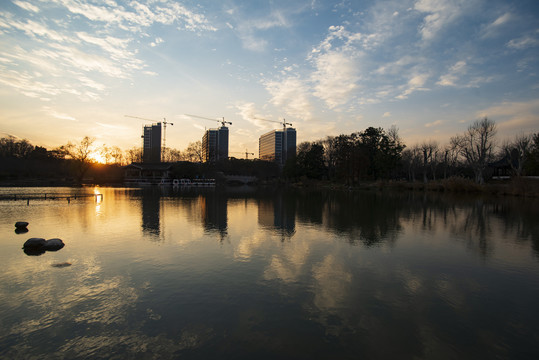湖面建筑的日落