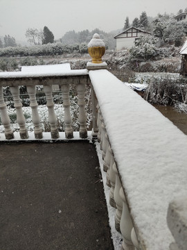 雪地里的水泥栏杆