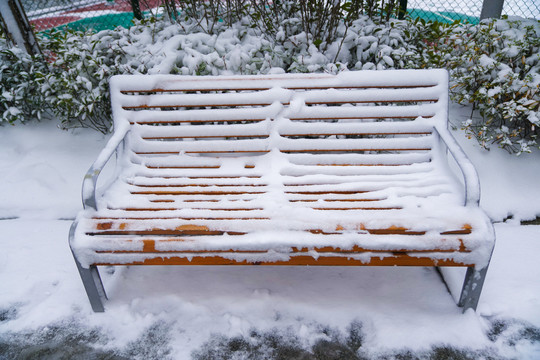 雪中的长椅