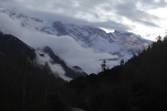 雪山云雾