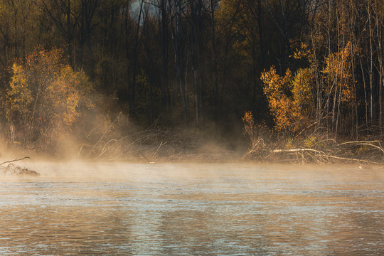 秋季森林河流河面晨雾