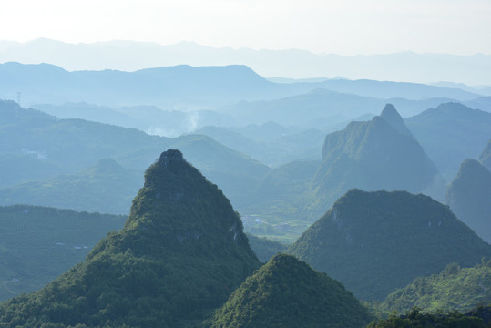 群山峻岭