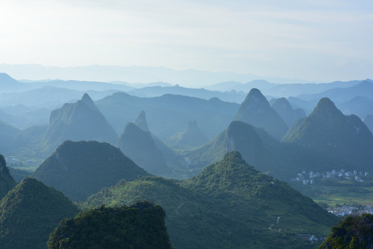 群山峻岭