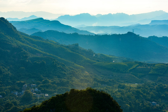 群山峻岭