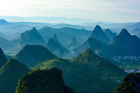 群山峻岭