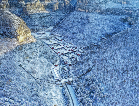 山西盂县藏山全景图