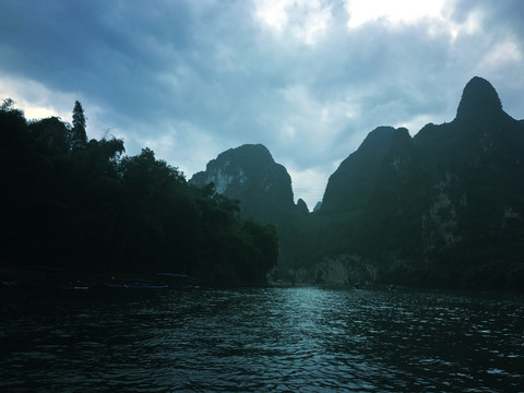 波动的流水和远处的山峰