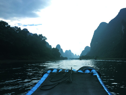 山峰流水游船树林风景图片