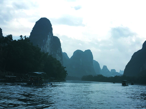 明朗天空下的高山流水风景图片