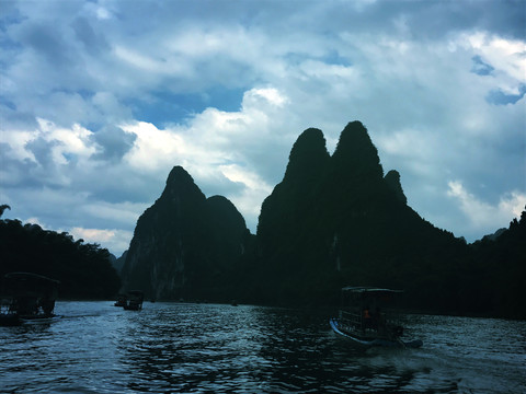 蓝天白云山峰溪水河流风景图片