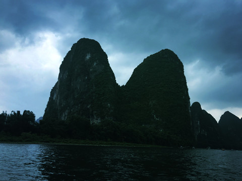 奇峰怪石流水风景图片