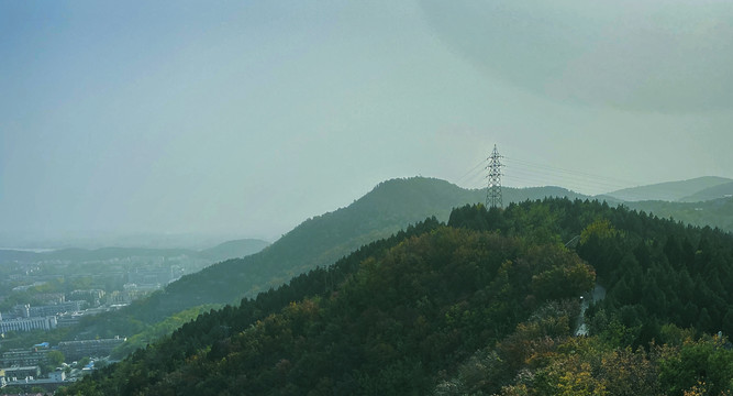 连绵起伏的山峰风景图片