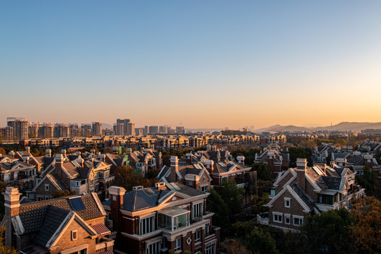 夕阳下的城市小区