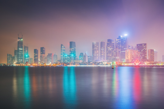 青岛滨海城市建筑天际线夜景