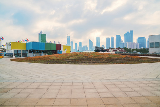 青岛滨海城市建筑天际线和广场