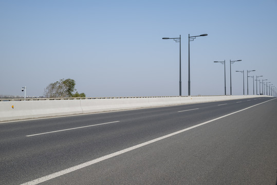 蓝天下的公路路面