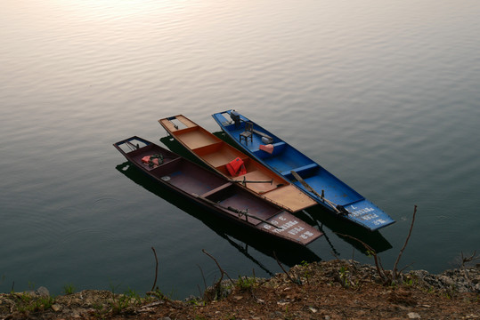 瀛湖上的小船