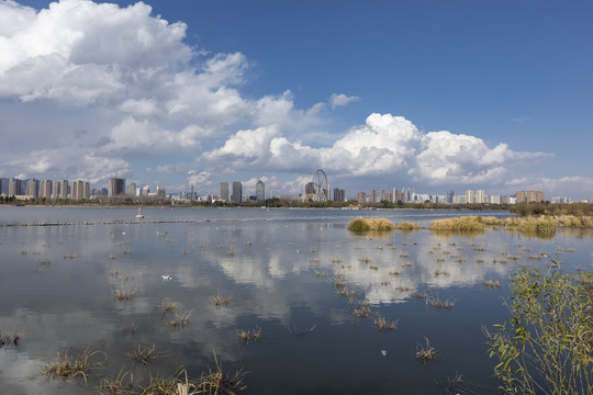 昆明滇池湖畔城市风光