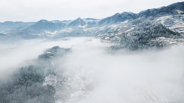 梯田下雪雪景航拍照片4K