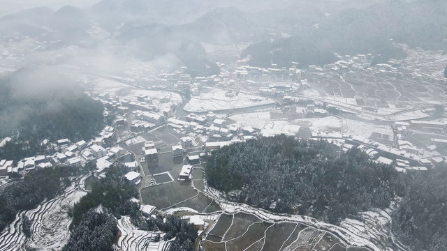 梯田下雪雪景航拍照片4K