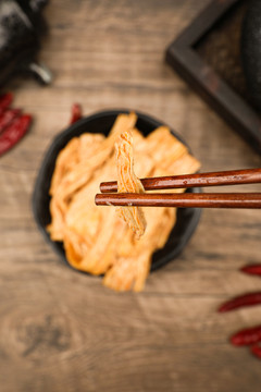 筷子夹起腐竹