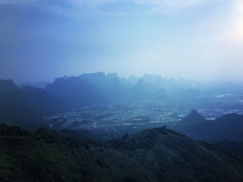 破晓时山林平原地貌图