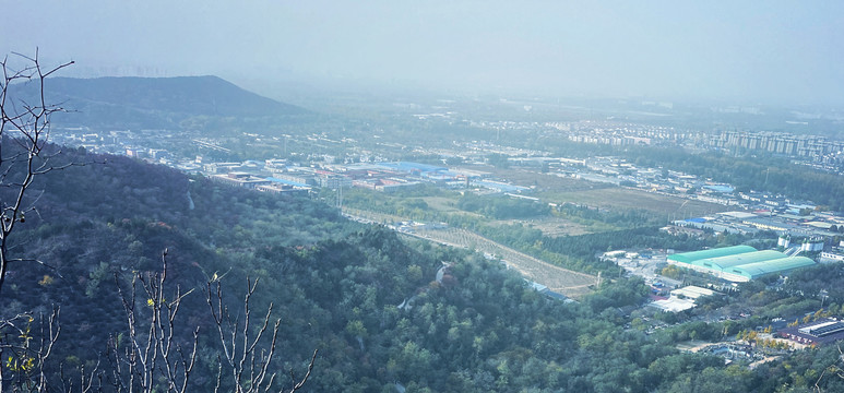 远山上城市建筑俯瞰图片