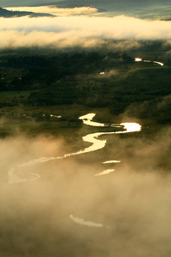 湿地河流晨雾
