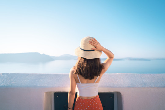 亚洲女性在海边眺望爱琴海美景