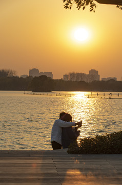 夕阳下的恋人