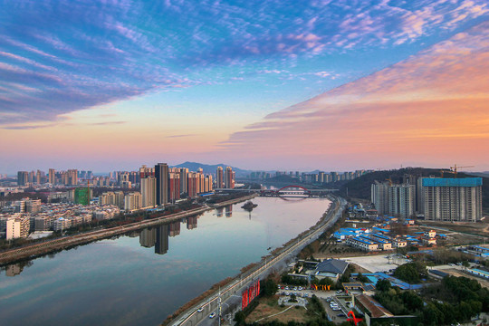 城市彩霞满天风景