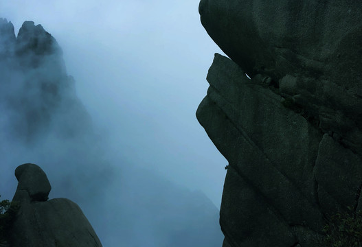 云雾缭绕悬崖峭壁图片
