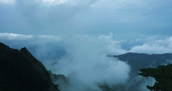 高山树林云雾缭绕风景图片