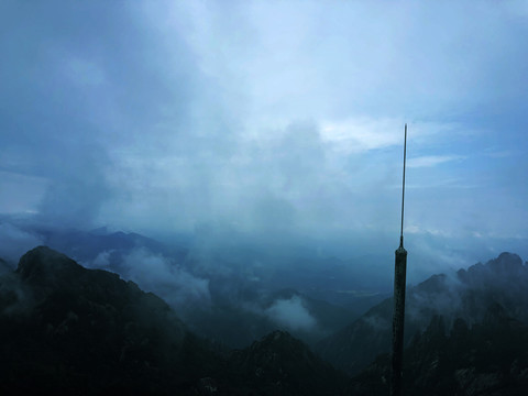 高山云雾缭绕风景图片