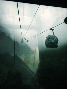 云雾缭绕下山峰里旅游缆车图片