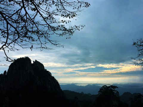 破晓时分山林风景图片