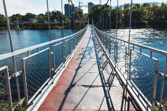 河流铁索吊桥