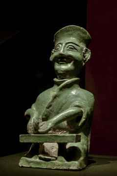 成都博物馆展出的绿釉陶庖厨俑